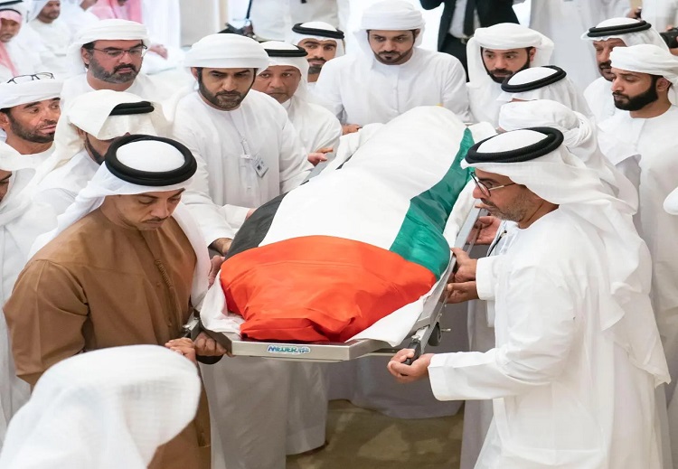 شيّع الشيخ محمد بن زايد وشيوخ العائلة جثمان الفقيد الشيخ خليفة بن زايد إلى مثواه الأخير في مقبرة البطين 