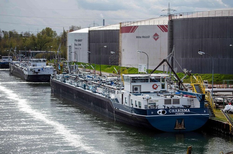 تعتزم أوروبا فرض حظر تدريجي على تأمين السفن التي تحمل الخام الروسي