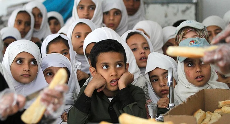 الحوثيون: مليونان و(400) ألف طفل خارج المدرسة، و(3500) مدرسة إمّا مدمرة، وإمّا متضررة
