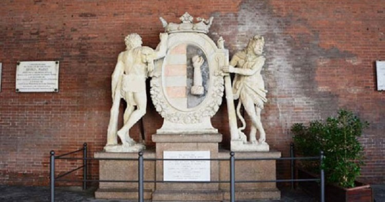 تمثالا هرقل في إيطاليا