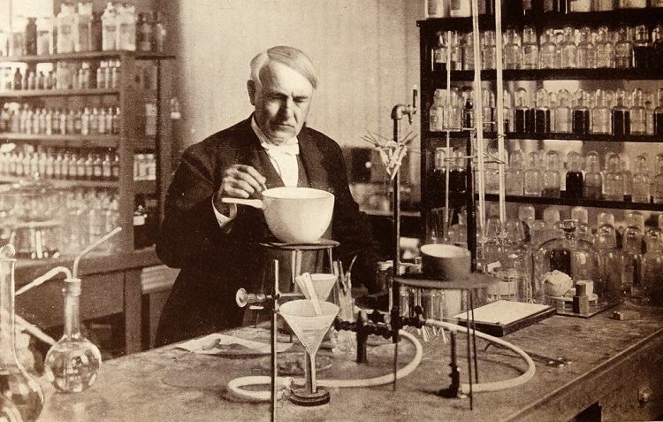 توماس إديسون في مختبره