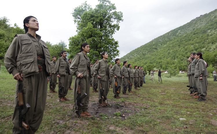 جانب من استعراض سرية عسكرية تابعة لحزب العمال الكردستاني التركي في جبال إقليم كردستان العراق