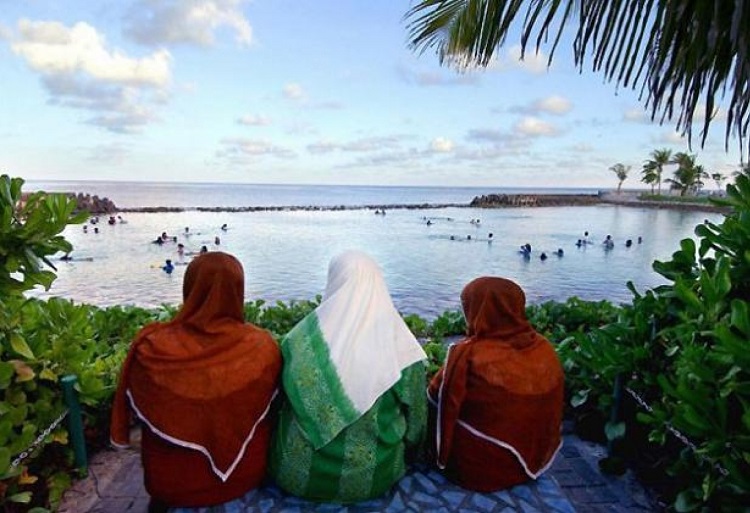 جزر المالديف دولة ذات أغلبية مسلمة، يتبع غالبية مواطنيها المذهب السني