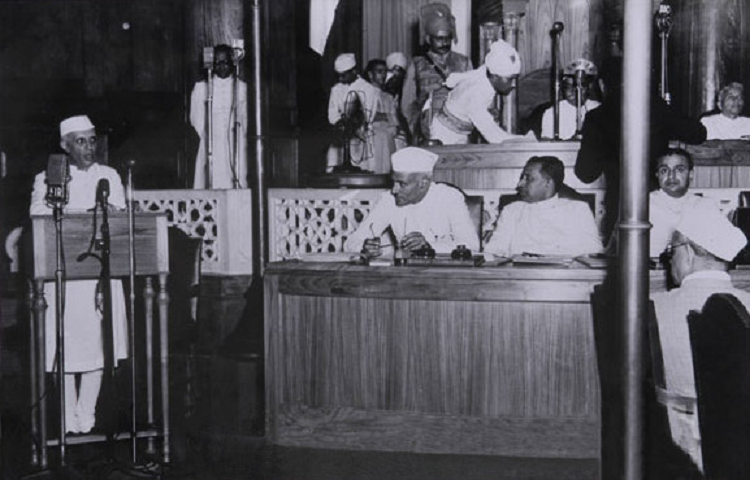جواهر لال نهرو يقرأ خطابه، عشية يوم إعلان استقلال الهند عقب إقرار التقسيم