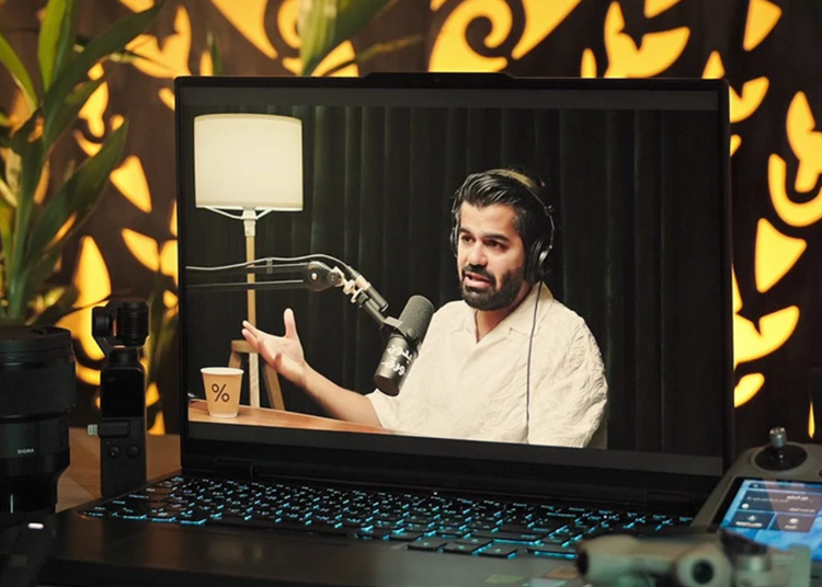 اتسع فريق العمل حوله؛ فلم تعد القناة جهداً فردياً، بل تحولت إلى مشروع يضم أدواراً متعددة ومتكاملة
