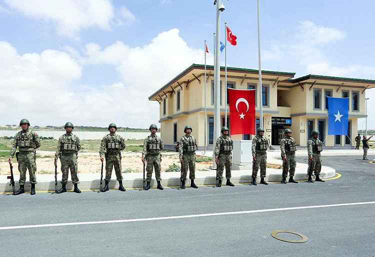 قوّات صومالية تتلقى التدريبات في القاعدة العسكرية التركية بالصومال