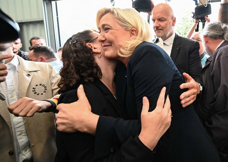 زعيمة اليمين المتطرف الفرنسية مارين لوبان مع مؤيديها بعد النتائج الأولى للانتخابات البرلمانية في هينين بومون يوم الأحد