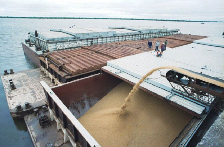 شحن القمح في الموانئ الأرجنتينية من أجل تصديرها... وتُعتبر البرازيل المستورد الأوّل للقمح الأرجنتيني