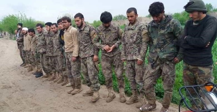 صورة نشرتها طالبان لاستسلام جنود تابعين لحكومة كابول الشهر الجاري