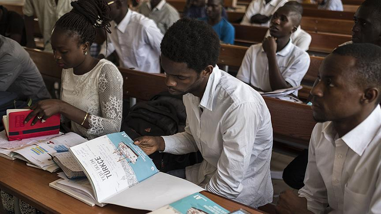 طلاب سنغاليون يدرسون اللغة التركية بمعهد يونس إمرة في داكار