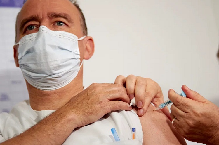 أعلنت السلطات السعودية أنّها ستسمح فقط للأشخاص الذين تلقوا اللقاح المضاد لفيروس كورونا بأداء مناسك العمرة