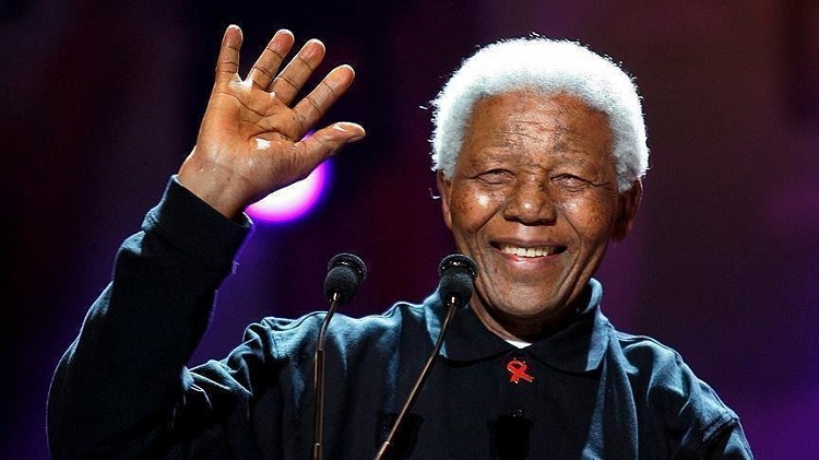 قضى مانديلا 27 عاماً في السجن، ظل في أثنائها معتصماً بفكرة الحرية ووضع حد لسياسة الفصل العنصري