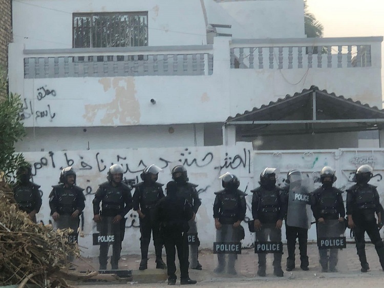 قوات أمنية تقف أمام مكتب النائب سجاد سالم بعد اغلاقه من قبل عناصر ينتمون للحشد الشعبي