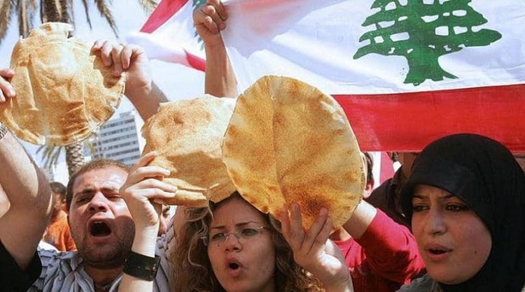 يتهافت اللبنانيون يومياً على الأفران حيث ينتظرون في طوابير طويلة للحصول على أكياس الخبز التي تدعم الحكومة أسعارها