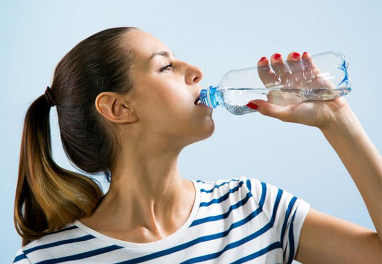 شرب الماء في الصباح يساعد في ترطيب الجسم والتخلص من السموم، ويقلل من الشعور بالجوع