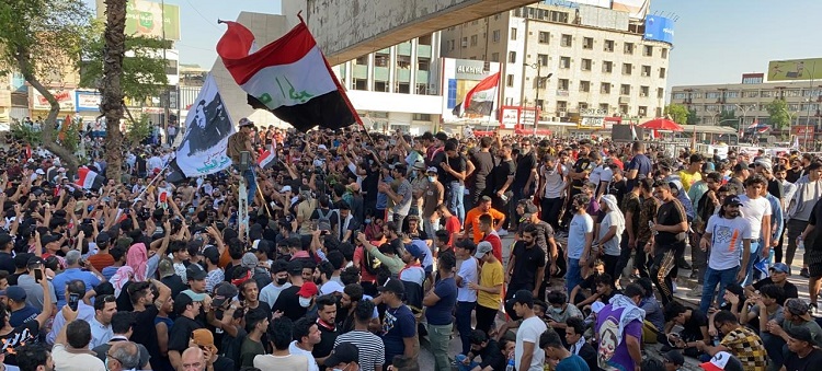 متظاهرو (25 أيار) تحت نصب الحرية بساحة التحرير وسط العاصمة بغداد