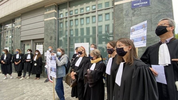 محامون في بلجيكا يحتجّون أمام السفارة التركية تضامناً مع زملائهم من المحامين الأتراك المدانين بتهمة الإرهاب