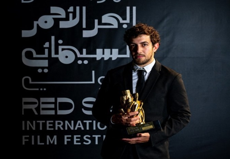 فاز الفيلم مؤخراً بـ "جائزة اليسر الذهبية للفيلم القصير" في مهرجان البحر الأحمر السينمائي الدولي