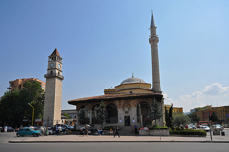 مسجد أدهم باي في العاصمة الألبانية تيرانا... يعود تاريخ بنائه إلى القرن الـ18 