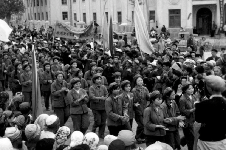 مسلمون صينيون في مدينة أورومتشي في مسيرة لإحياء الذكرى الـ16 لانتصار الثورة الشيوعية عام 1965
