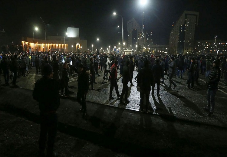 موجة احتجاجات بدأت بمطالب اقتصادية وتحولت لاحقاً لاشتباكات عنيفة بين المتظاهرين وقوات الأمن
