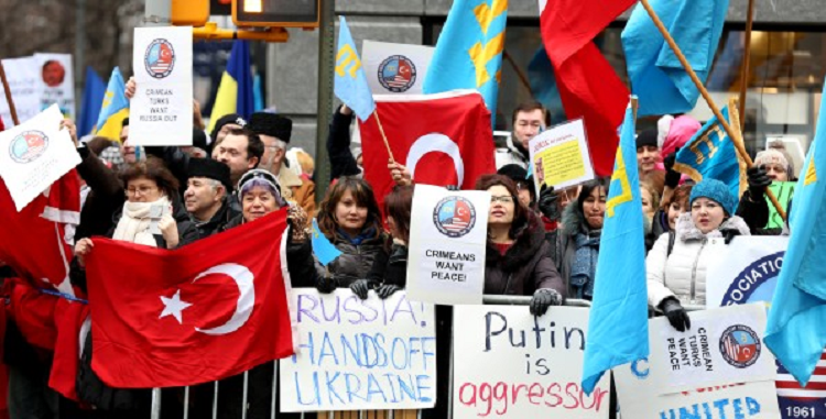 مظاهرات لتتار القرم في تركيا.. تندد بالضمّ الروسي وترفع العلم التركي