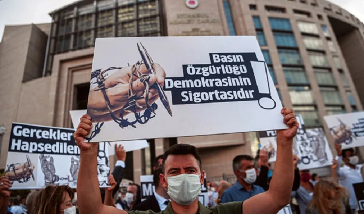 مظاهرة مطالبة برفع القيود عن الصحافة في تركيا 