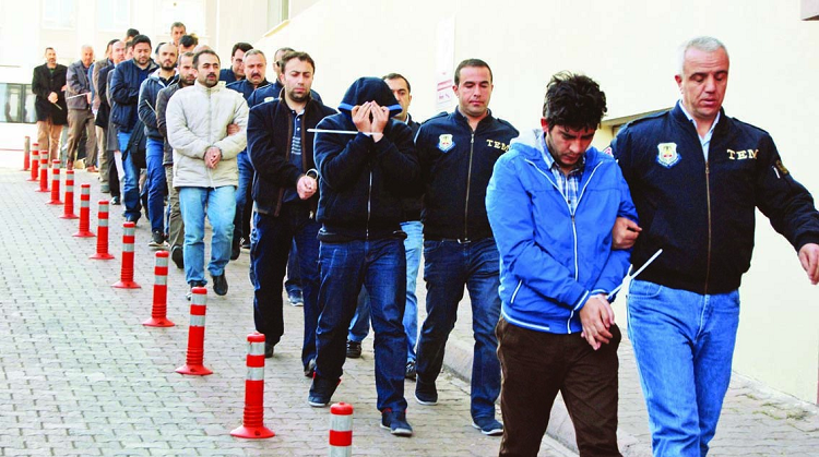 من عمليات الاعتقال الواسعة التي طالت المتهمين بمناصرة حركة غولن في تركيا