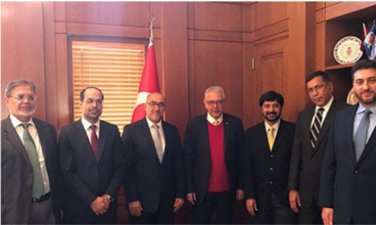 نهاد عوض (الثاني من اليسار) رئيس مؤسسة كير في لقاء مع مسؤولين أتراك