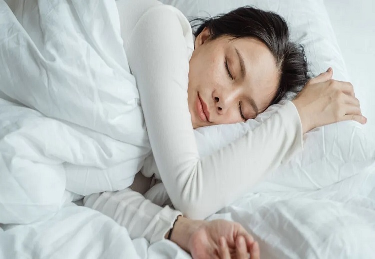 عدم كفاية أو جودة النوم في تباطؤ العملية التي يحوّل فيها الجسم السعرات الحرارية إلى طاقة، والمعروفة أيضاً باسم التمثيل الغذائي.
