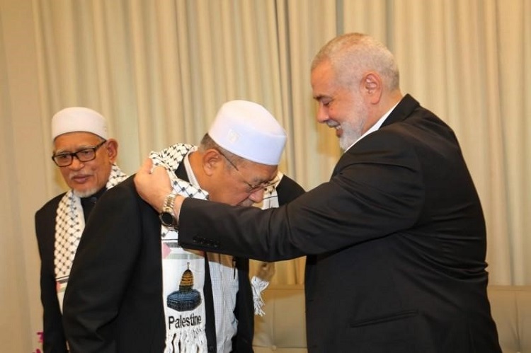 هنية في لقاء مع زعيم الحزب الإسلامي الماليزي عبد الهادي أوانج