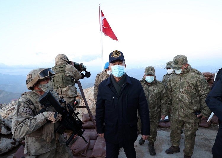 وزير الدفاع التركي خلوصي أكار يتفقد وحدات الجيش التركي داخل الأراضي العراقية شمال البلاد