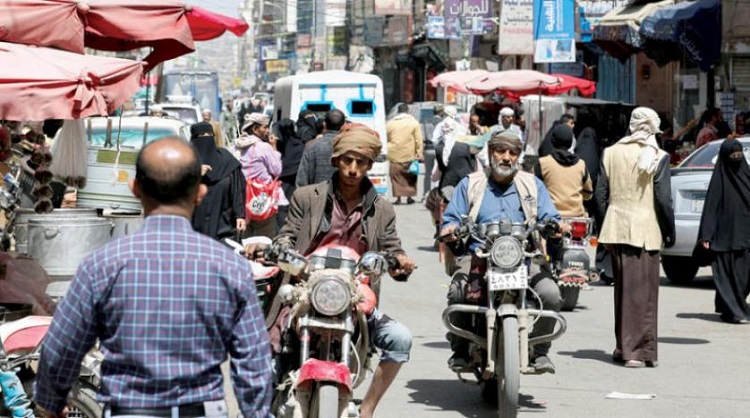 يمنيون يسيرون في سوق بوسط صنعاء خلال أول أيام الهدنة (رويترز)