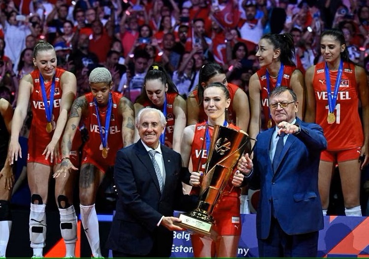 لاعبات تركيات يحتفلن بأول بطولة أوروبية لكرة الطائرة (ا ف ب)