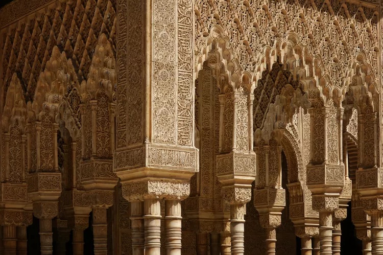 الجزء الداخلي من قصر الحمراء يحتوي نقوشًا بالعربية