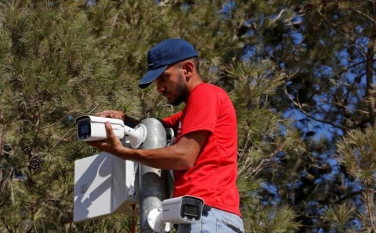  كاميرات مراقبة يتمّ ربطها عن طريق الهاتف المحمول في أكثر من موقع داخل القرية