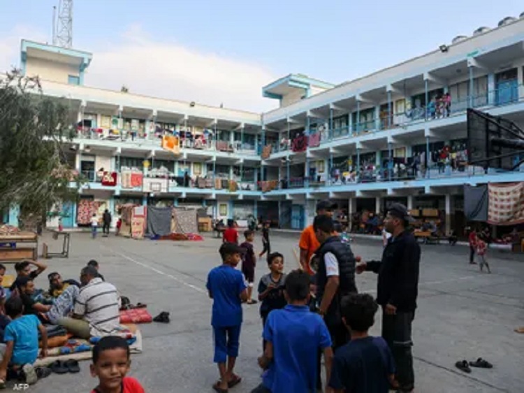 داخل مدرسة الإسراء التابعة لوزارة التعليم في قطاع غزة، يتكدس قرابة 7 آلاف نازح في ظروف إنسانية صعبة للغاية