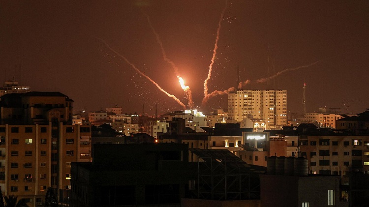 تمّ إطلاق حوالي (12) صاروخاً من قطاع غزة باتجاه إسرائيل بعد الحادث الذي وقع في القدس بساعات