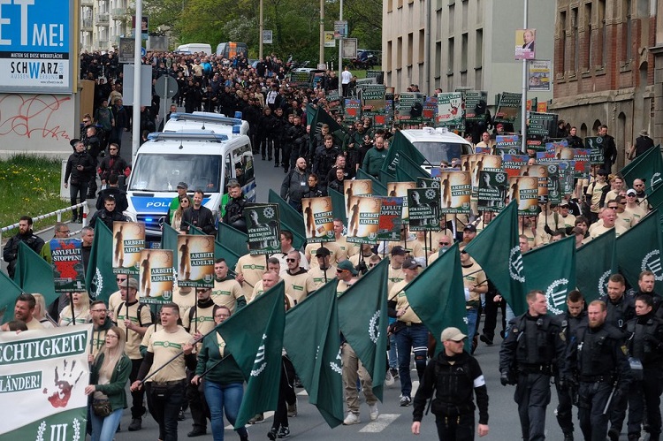 واحدة من أقوى المنظمات النازية الجديدة في ألمانيا تسير في الشوارع