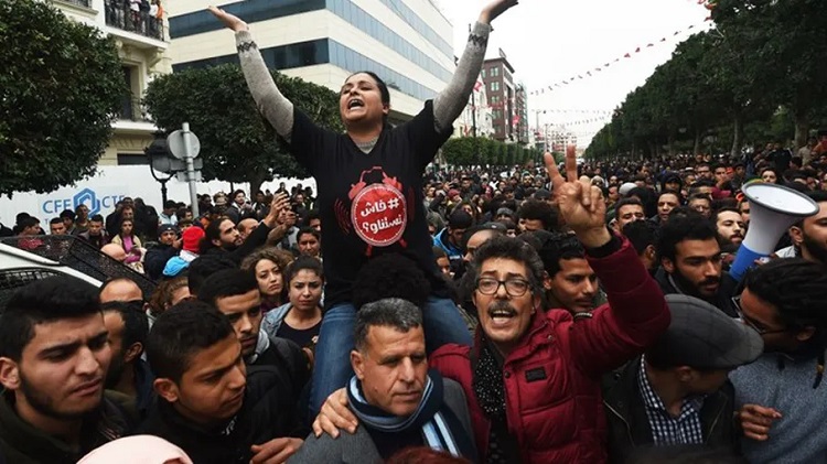 يعاني التونسيون منذ عام 2011 من أزمة اقتصادية متنامية