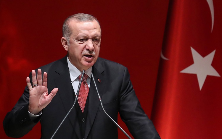 سلوك الرئيس التركي العدائي وغير المبرر بحق اليونان، يُعدّ دليلاً قاطعاً أمام المجتمع الدولي على محاولة تركيا إثارة الأزمات مع محيطها