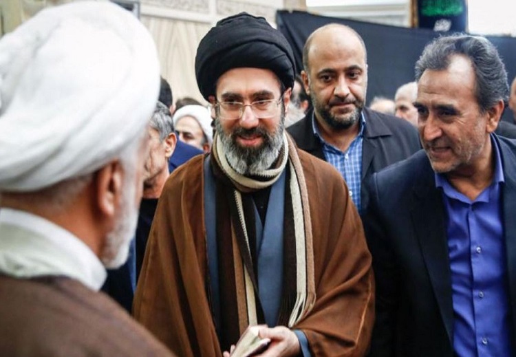 مجتبى خامنئي، نجل المرشد الحالي، كأبرز المرشحين لخلافة والده، رغم الجدل المتواصل حول شرعية توريث المنصب في جمهورية وُلدت من رحم ثورة ضد السلالة الحاكمة.