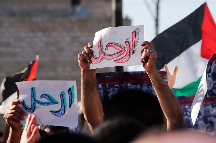 طالب المتظاهرون باستقالة الرئيس الفلسطيني، وحملوا لافتات كتب عليها عبارة &quot;ارحل&quot; موجهة إلى محمود عباس