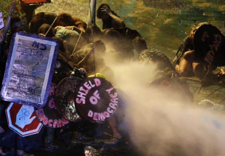 أقدمت الشرطة الإسرائيلية على الاعتداء على المتظاهرين السلميين برشّ المياه والضرب