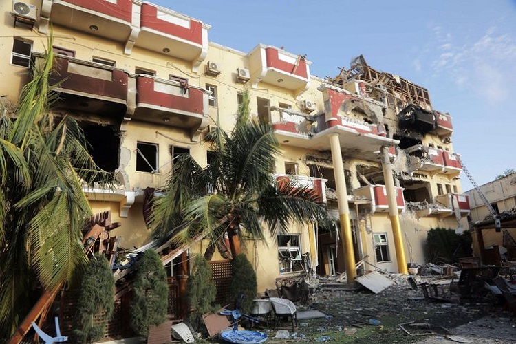فندق الحياة في مقديشو، الصومال، بعد هجوم خلف 21 قتيلاً في 21 أغسطس 2022