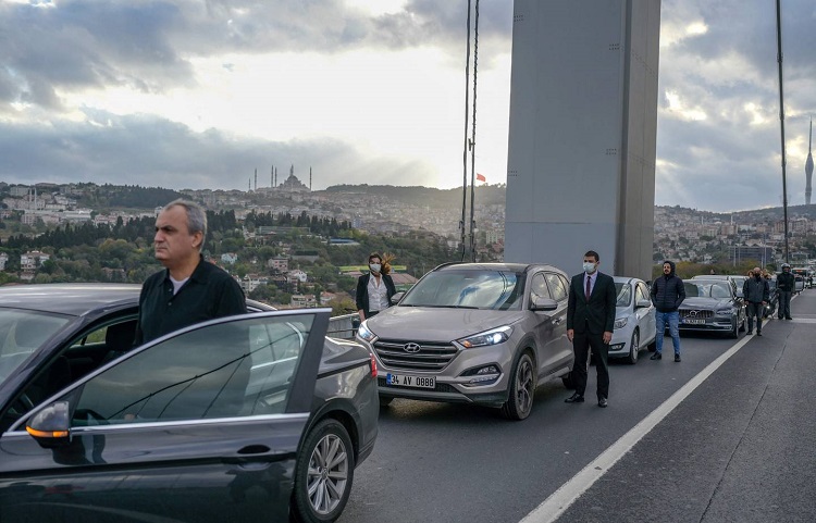 أتراك يقفون بجانب سياراتهم، الساعة 09:05 صباحا، في 10 نوفمبر، وهو وقت وفاة مصطفى كمال أتاتورك
