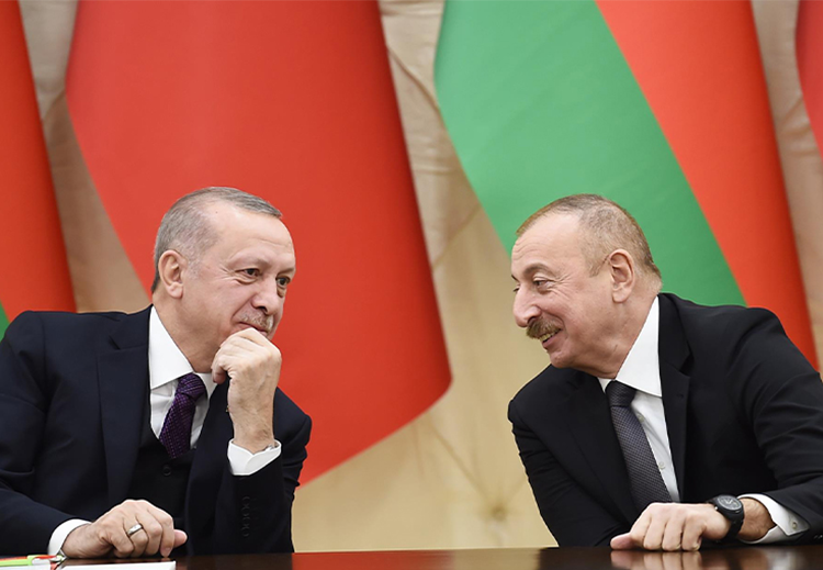 الرئيس التركي أردوغان رفقة الرئيس الأذربيجاني إلهام علييف.. أثناء زيارة أردوغان إلى باكو في نهاية العام 2020