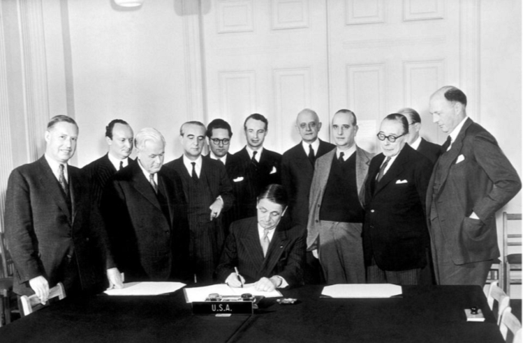لحظة توقيع ممثل الولايات المتحدة في الناتو، تشارلز سبوفورد، على ميثاق انضمام تركيا للحلف عام 1952