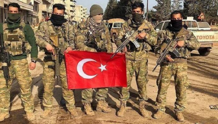 مقاتلون سوريون من فرقة &quot;السلطان مراد&quot; يرفعون علم تركيا