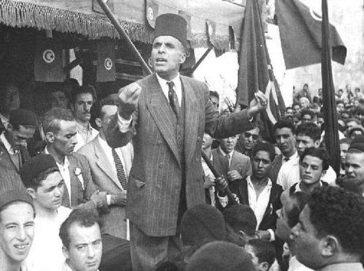 بورقيبة يخطب أمام الجماهير في بنزرت في يناير 1952